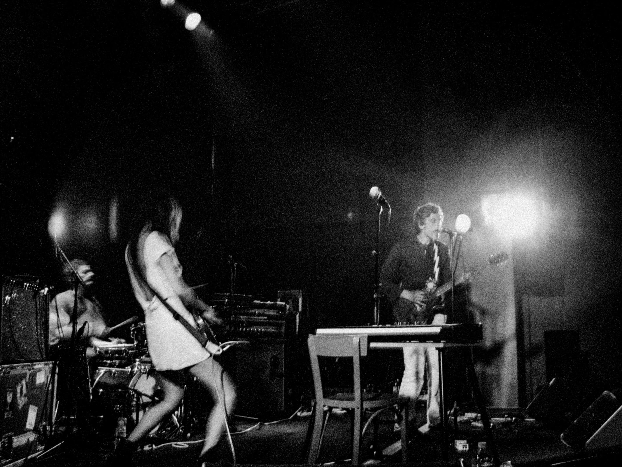 Concert photography — of Blonde Redhead — at Le Grand Mix - Tourcoing — (2004) - Image 11