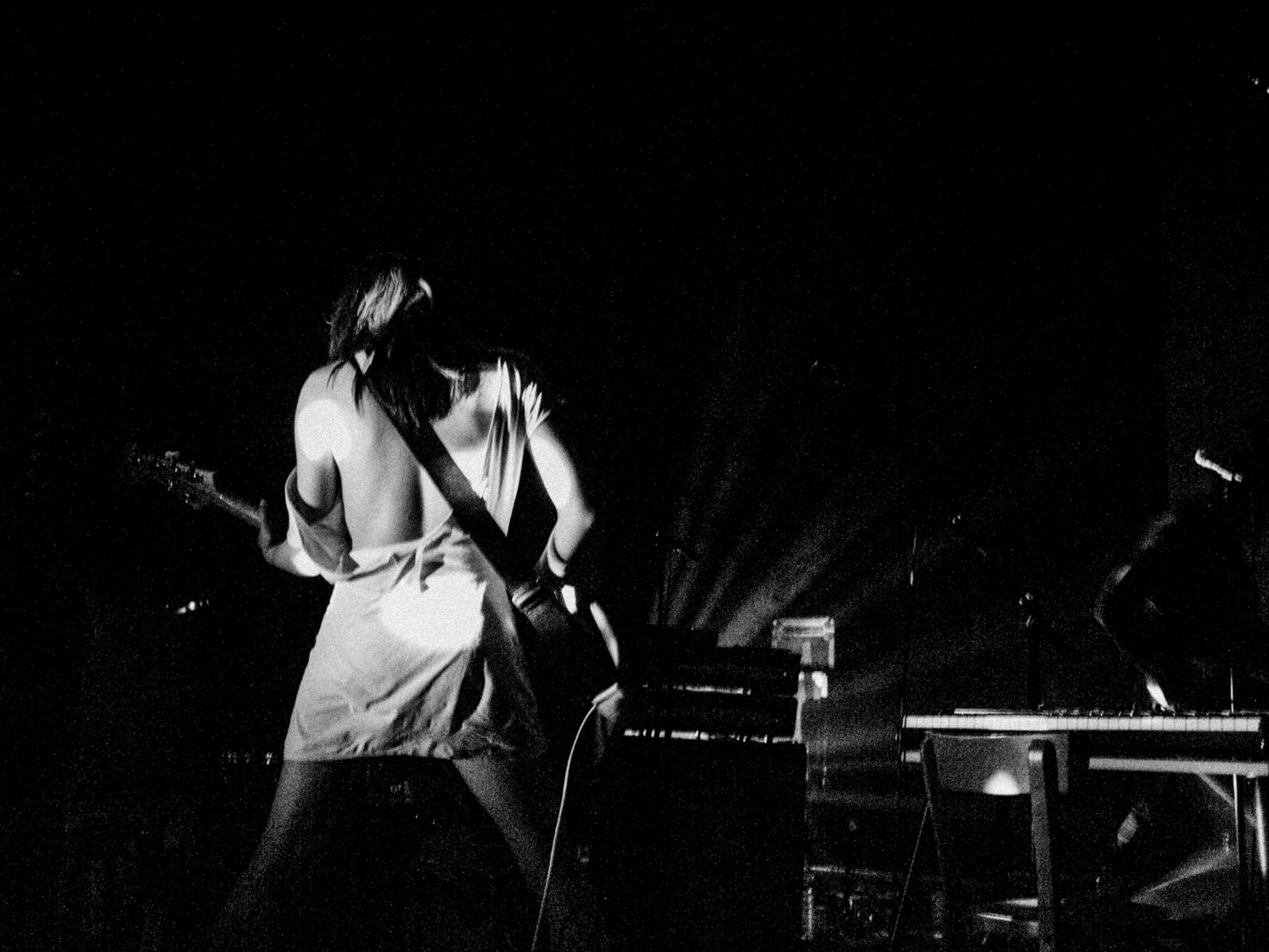 Concert photography — of Blonde Redhead — at Le Grand Mix - Tourcoing — (2004) - Image 12