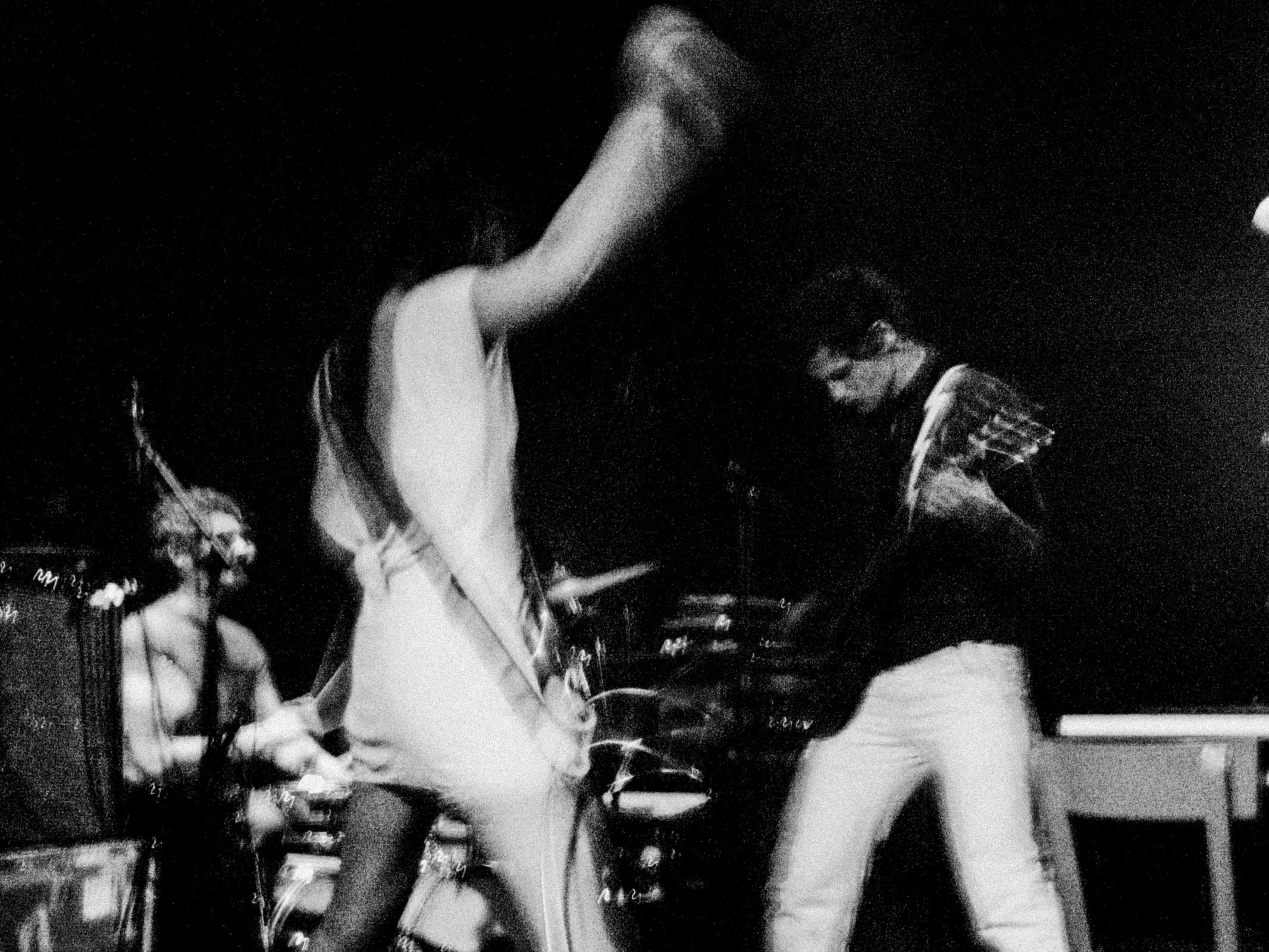 Concert photography — of Blonde Redhead — at Le Grand Mix - Tourcoing — (2004) - Image 14