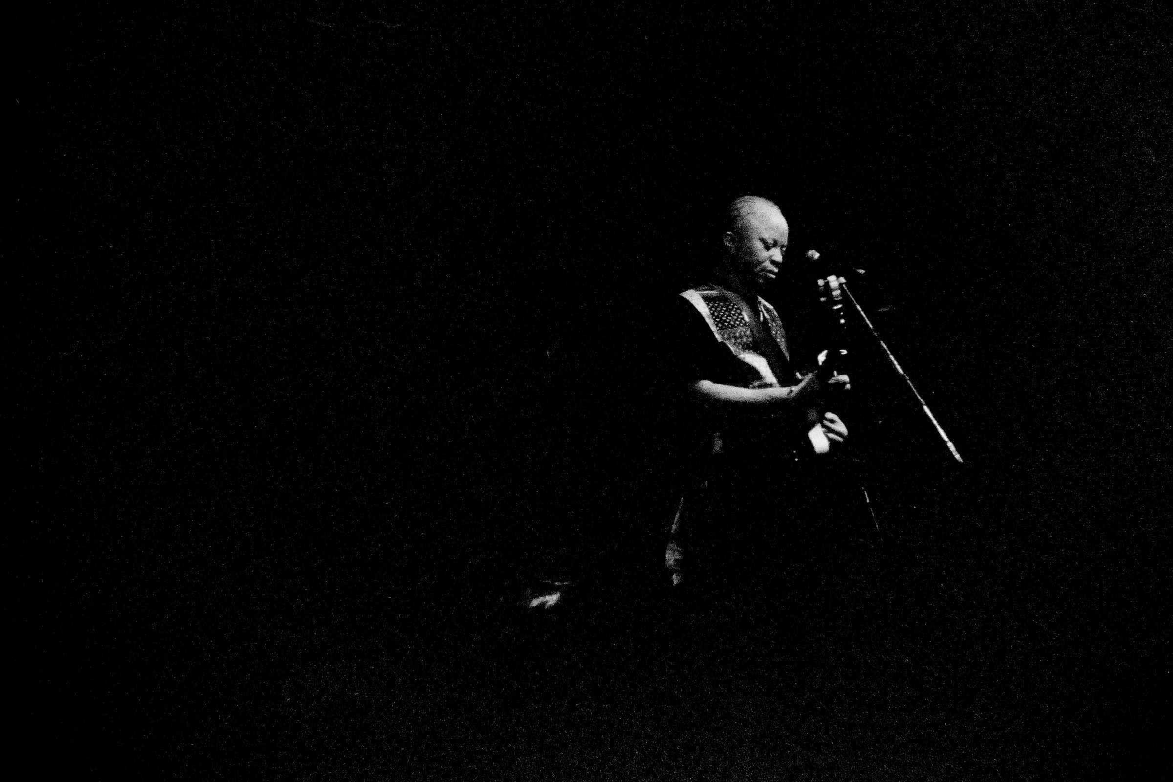 Concert photography — of Salif Keita — at L'Aeronef - Lille — (1999)