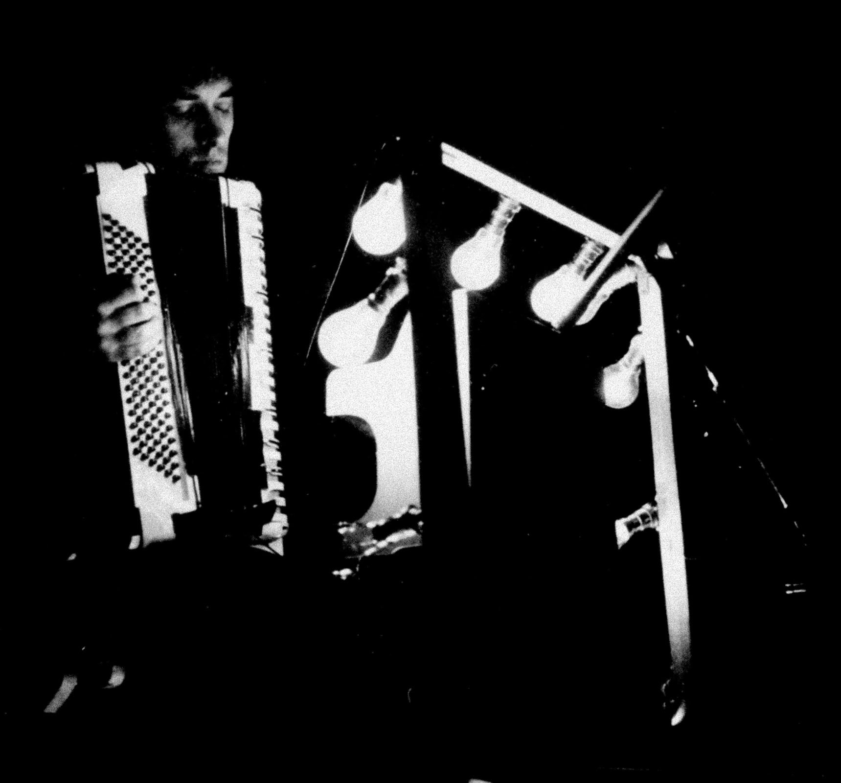 Concert photography — of Yann Tiersen — at L’Aeronef - Lille — (2005) - Image 2