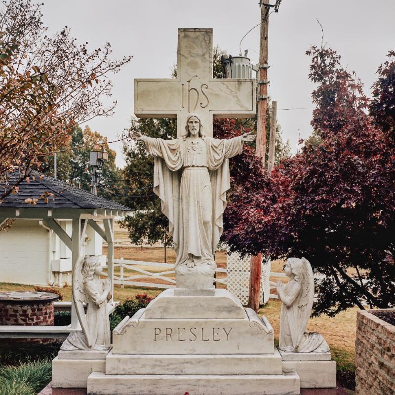 Elvis’s tomb at Graceland, Memphis — Tennessee Moonshine series, photograph by Mathieu Drouet